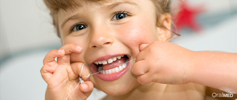 A partir dos 8 anos as crianças devem saber como se usa o fio dentário.