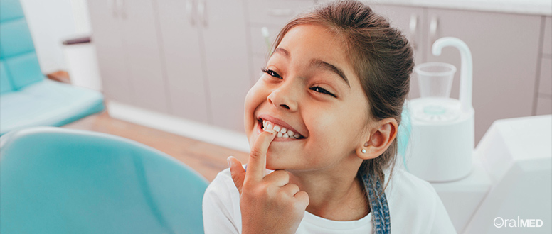 Fio dentário em dentes de leite, faz sentido?