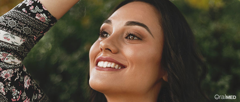 As gengivas escuras não podem ser uma desculpa para esconder o seu Sorriso. Há soluções.