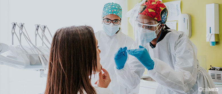 Se tiver gengivas escuras e não gostar de se ver, é possível resolver junto do Médico Dentista.