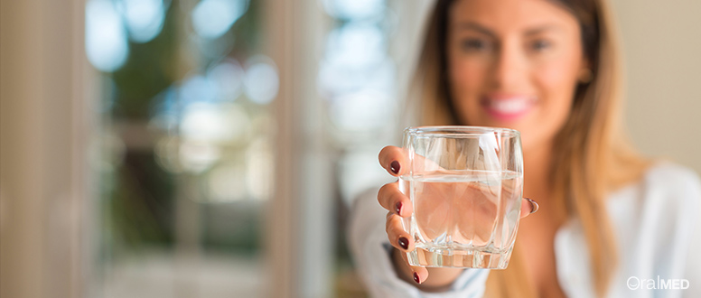 Alimentação e Saúde Oral: a água tem um papel muito importante na produção da saliva.