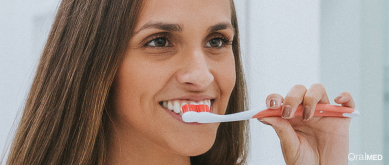 Para evitar cáries, o ideal é aguardar 30 minutos antes de lavar os dentes a seguir às refeições.