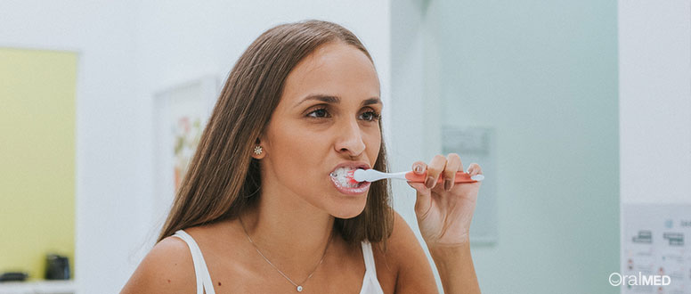 Escovar os dentes logo após as refeições pode contribuir para a erosão ácida e contribuir para o aparecimento de cáries