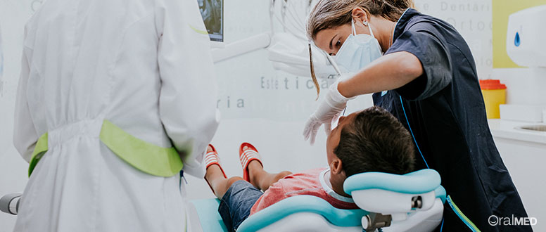 Como funciona o cheque-dentista? Pode ser adquirido através do Médico de família ou através dos estabelecimentos de ensino público e IPSS.