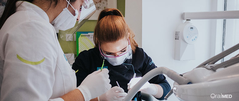 Dentista OralMED trata paciente em cadeira do dentista