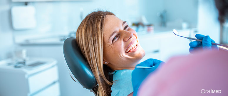 Consultas no Dentista: paciente feliz