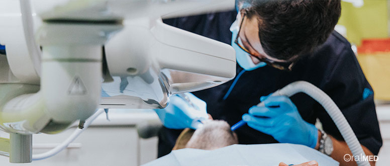 Consultas no Dentista: profissional a trabalhar
