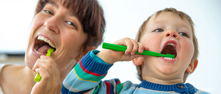 O dentista de odontopediatria ensina bons habitos a pais e filhos