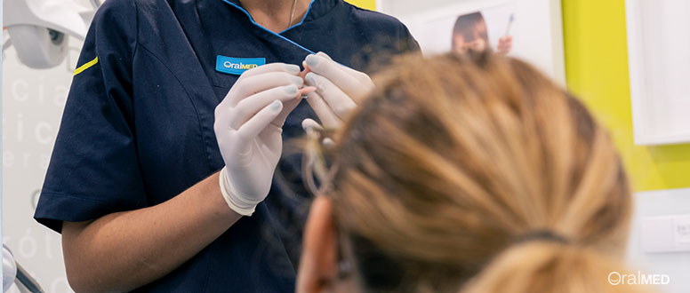 Dentista em consulta de avaliação médica