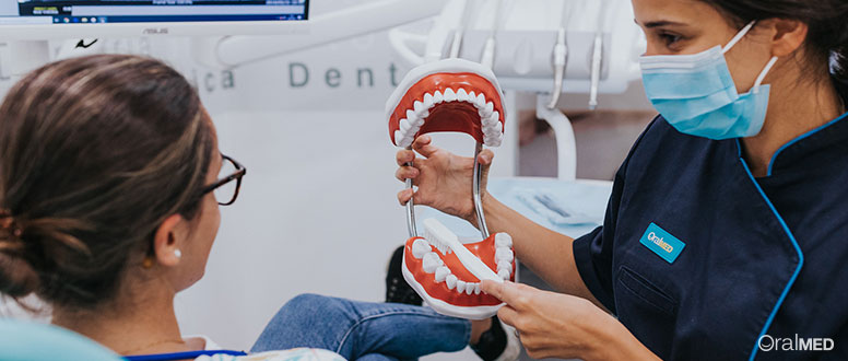 Escova de dentes elétrica: fale com o seu dentista.