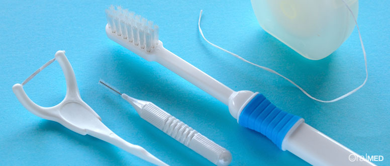O escovilhão é um instrumento de higiene oral que permite fazer a limpeza interdentária.