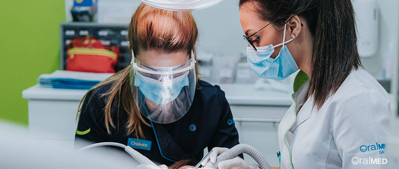 Dentista trata paciente em cadeira do dentista