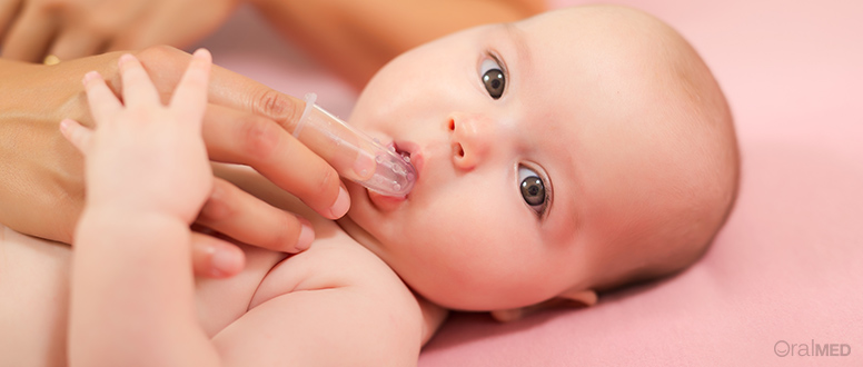A higiene oral até aos 24 meses pode ser efetuada com uma gaze ou com uma dedeira.