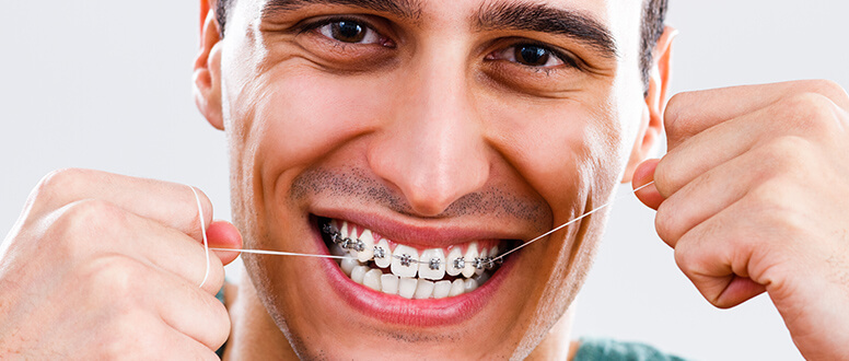 lavar os dentes com aparelho dentário