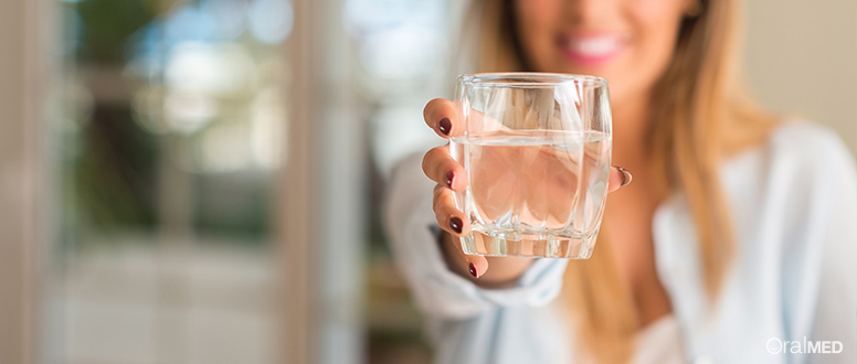 Beber água com frequência ajuda a evitar as lesões de cárie.