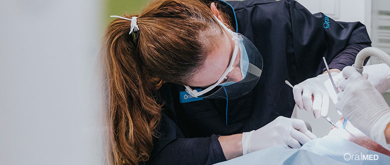 OralMED Solidária: dentista em consulta na clínica dentária OralMED Santo Tirso