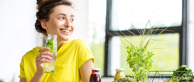 Favorecer o consumo de frutas e vegetais ajuda no combate da xerostomia.