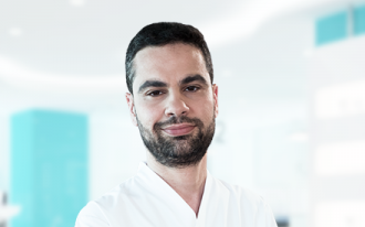 Dr. Simão Gil - Médico Dentista OralMED