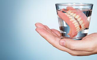 como limpar próteses dentárias