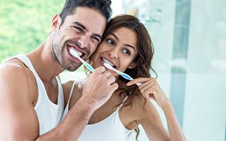 Escovar os dentes é essencial para evitar problemas.
