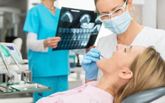 Os implantes permitem substituir a raiz natural por um parafuso.