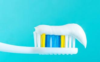 Uma pasta dentífrica com flúor ajuda na prevenção de cáries.