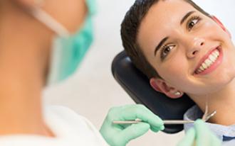 As cáries podem ser prevenidas com a ajuda do seu dentista.