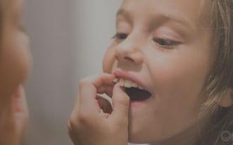 Dentes de leite: arrancar ou deixar estar?