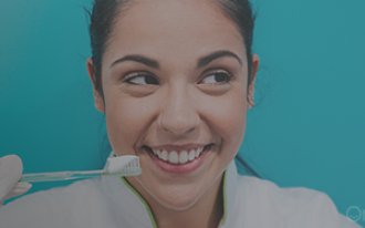 4 cuidados a ter com a escova de dentes